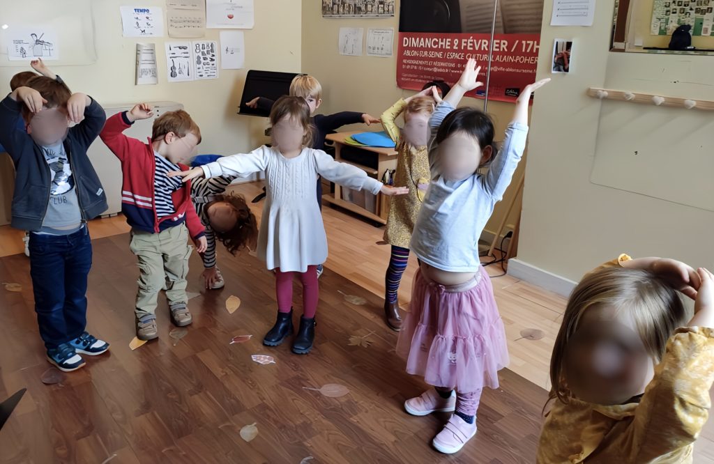 Pendant le cours d'éveil musical et corporel