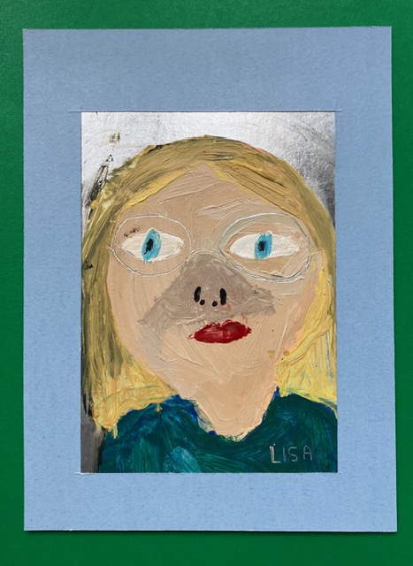 Portrait peint à la gouache par une enfant lors d'un stage d'arts plastiques de l'Atelier du Poisson Volant